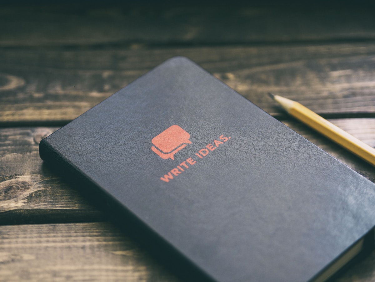 Magnetkompass auf einer topografischen Karte